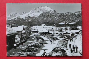 AK St Johann / 1940-1960 / Wintersportplatz / mit Wildem Kaiser / Strassenansicht / Autos Oldtimer PKW / Schnee / Tirol